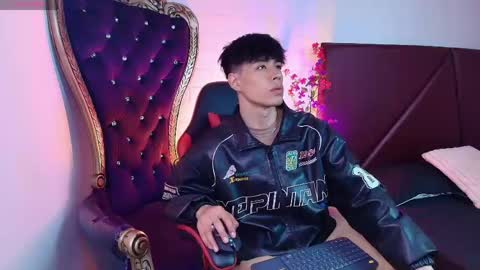 andreew_style_ online show from April 8, 9:26 pm