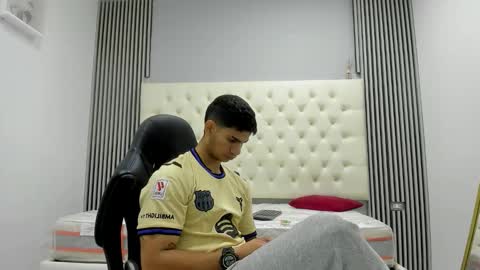 andres_stud online show from March 22, 3:43 am