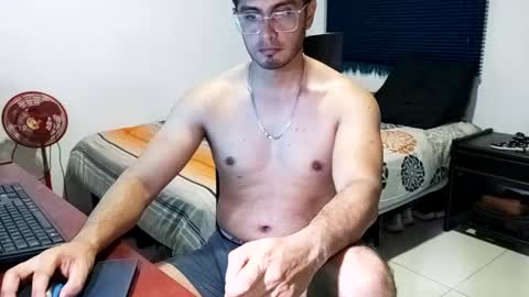 Snapshot of andresvergon85 chatting on March 3, 2:47 am andresvergon85 online show from March 3, 2:47 am