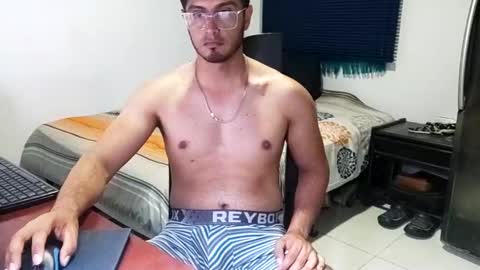 Snapshot of andresvergon85 chatting on March 9, 3:32 am andresvergon85 online show from March 9, 3:32 am