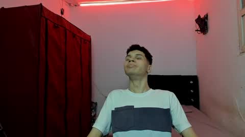 andrew_2811 online show from April 28, 7:35 am