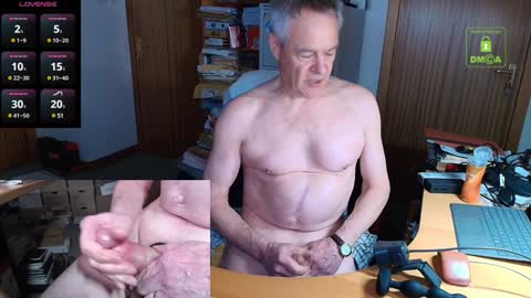 Snapshot of andrew_9999 chatting on December 11, 12:02 am Andrew online show from December 11, 12:02 am