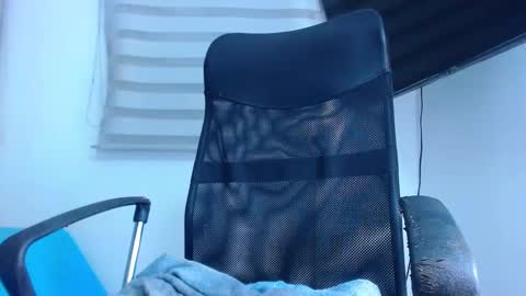 andrew_holden__ online show from February 27, 2:10 am