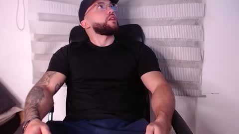 andrew_holden__ online show from November 14, 12:20 am