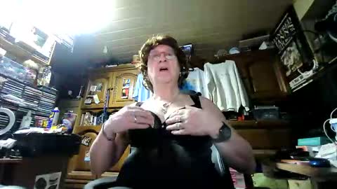 Snapshot of androgynia1 chatting on April 8, 5:29 am androgynia online show from April 8, 5:29 am