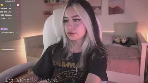 Victoria Senz  online show from October 27, 9:30 pm