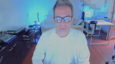 Snapshot of andy0pandi chatting on November 1, 11:34 am Andrew online show from November 1, 11:34 am