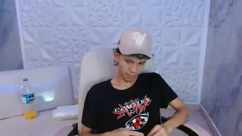 andy_dan1 online show from April 22, 8:43 pm