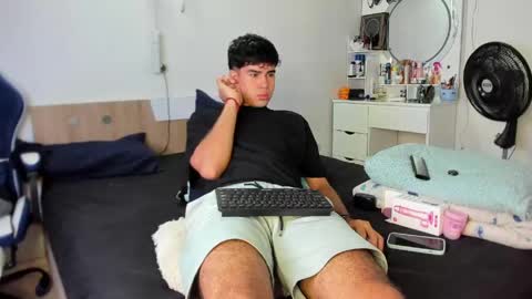 andy_wood1 online show from May 29, 11:52 am