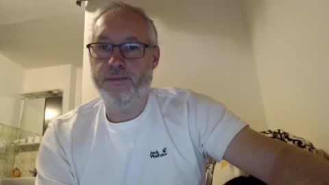 Snapshot of andyberg8 chatting on October 27, 11:31 pm Andy online show from October 27, 11:31 pm