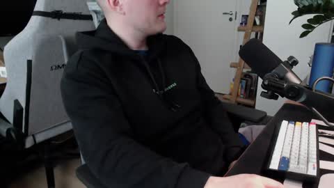 andycandy1994 online show from April 26, 8:45 am