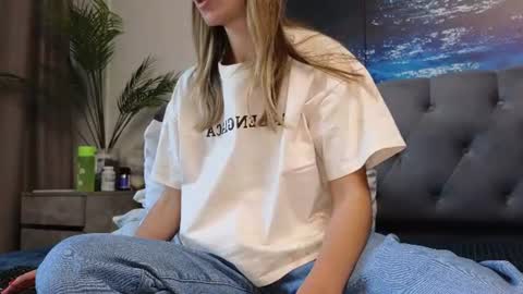 Snapshot of ange1ok chatting on June 23, 1:20 pm ange1ok online show from June 23, 1:20 pm
