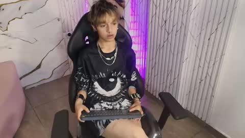 angeel_tay online show from June 2, 8:38 am