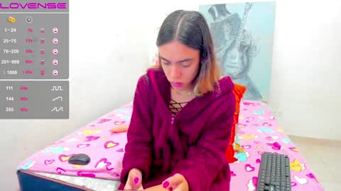 Snapshot of angel_blondie_ chatting on December 18, 3:47 am Anglica online show from December 18, 3:47 am