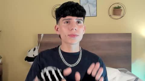 Snapshot of angel_eros_ chatting on February 14, 11:45 pm Angel online show from February 14, 11:45 pm