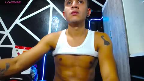 Snapshot of angel_latinboy chatting on February 17, 10:36 pm Angel online show from February 17, 10:36 pm