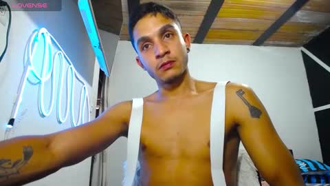 Snapshot of angel_latinboy chatting on March 10, 9:29 pm Angel online show from March 10, 9:29 pm