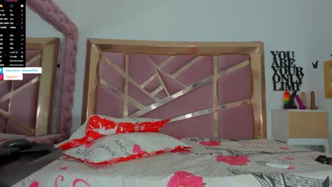 Snapshot of angel_sweet23 chatting on December 14, 12:44 pm Kaylin online show from December 14, 12:44 pm