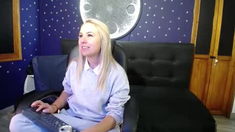 Snapshot of angel_white25 chatting on December 5, 3:15 am Angel online show from December 5, 3:15 am