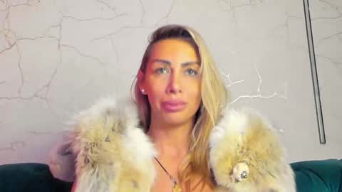 Snapshot of angel_wow_ chatting on November 18, 5:12 am Anysia online show from November 18, 5:12 am