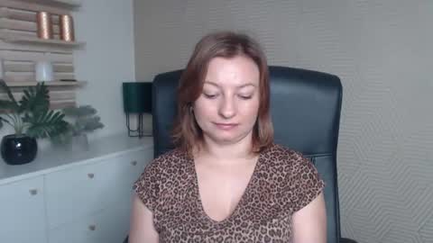 Snapshot of angela_samt chatting on October 28, 6:39 am Angela online show from October 28, 6:39 am
