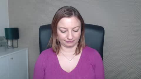 Snapshot of angela_samt chatting on November 18, 6:40 am Angela online show from November 18, 6:40 am
