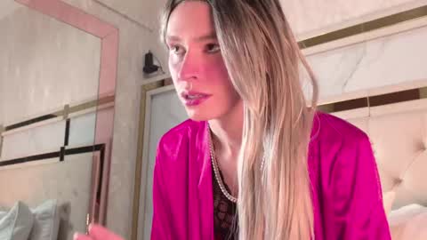 Snapshot of angela_white22 chatting on May 5, 7:11 pm angela_white22 online show from May 5, 7:11 pm
