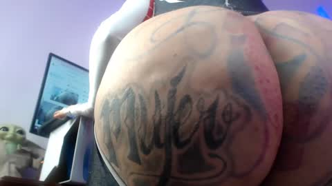 Snapshot of angelacianuro_2 chatting on December 28, 1:29 am Angela Cianuro online show from December 28, 1:29 am