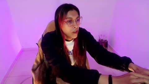 Snapshot of angele_johnson chatting on March 11, 11:44 pm angele online show from March 11, 11:44 pm