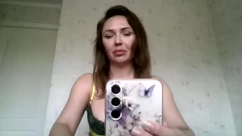 Snapshot of angelinalove28 chatting on April 26, 7:39 am angelinalove28 online show from April 26, 7:39 am