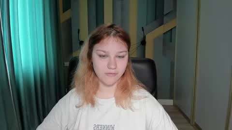 Snapshot of angelinalow chatting on April 30, 11:27 am AngelinaLow online show from April 30, 11:27 am