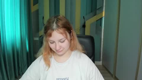 Snapshot of angelinalow chatting on May 4, 11:28 am AngelinaLow online show from May 4, 11:28 am