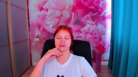 Snapshot of angelinalow chatting on May 30, 11:29 am AngelinaLow online show from May 30, 11:29 am