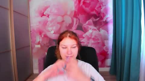 Snapshot of angelinalow chatting on June 8, 11:21 am AngelinaLow online show from June 8, 11:21 am