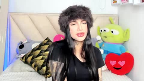 Angeline Smith  online show from December 13, 8:41 am