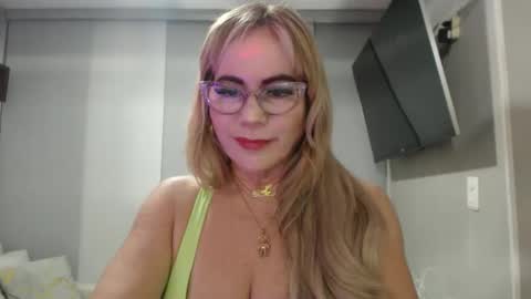 Snapshot of angelinna_12 chatting on October 22, 4:46 am angelinna_12 online show from October 22, 4:46 am