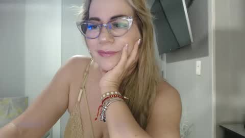 angelinna_12 online show from October 28, 6:06 am