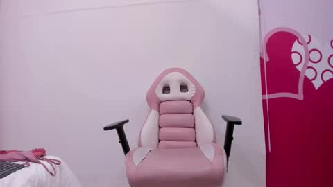 Snapshot of angelstonne_ chatting on February 26, 4:03 pm Angel online show from February 26, 4:03 pm