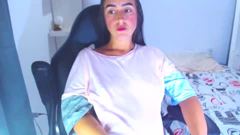 Snapshot of angie_dreamgirl chatting on February 2, 8:51 pm IG angie dreamgirl01 online show from February 2, 8:51 pm