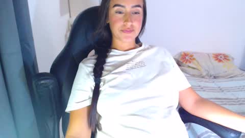 Snapshot of angie_dreamgirl chatting on February 14, 7:33 pm IG angie dreamgirl01 online show from February 14, 7:33 pm