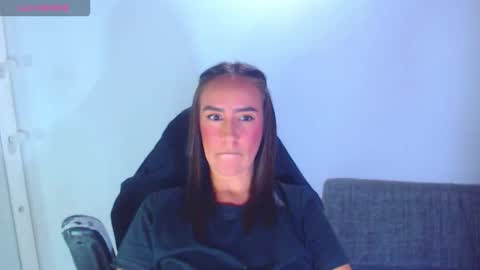 Snapshot of angie_dreamgirl chatting on December 4, 2:43 am IG angie dreamgirl01 online show from December 4, 2:43 am