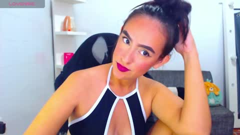 Snapshot of angie_dreamgirl chatting on May 1, 8:46 pm IG angie dreamgirl01 online show from May 1, 8:46 pm