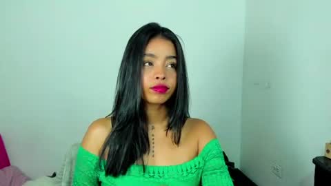 Snapshot of angielee01 chatting on June 29, 11:32 am Angie y Andres online show from June 29, 11:32 am