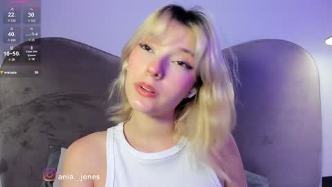 Snapshot of ania_mml chatting on December 14, 8:08 pm Ania online show from December 14, 8:08 pm