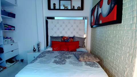 Snapshot of anielli69 chatting on October 30, 2:02 am laura online show from October 30, 2:02 am