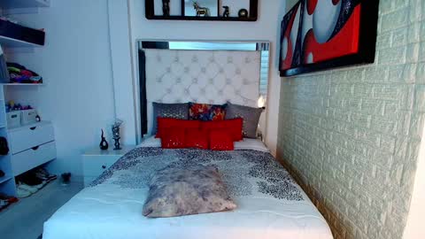 Snapshot of anielli69 chatting on October 31, 12:55 am laura online show from October 31, 12:55 am