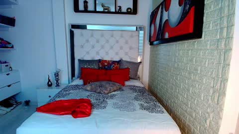 Snapshot of anielli69 chatting on October 31, 9:49 pm laura online show from October 31, 9:49 pm