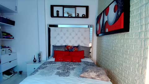 Snapshot of anielli69 chatting on November 4, 8:52 pm laura online show from November 4, 8:52 pm