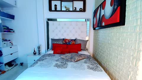 Snapshot of anielli69 chatting on November 6, 7:26 pm laura online show from November 6, 7:26 pm