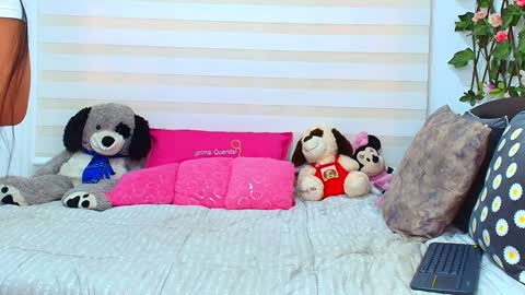 Snapshot of anielli69 chatting on November 23, 7:35 pm laura online show from November 23, 7:35 pm